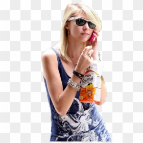 Taylor Momsen Candid, HD Png Download - taylor momsen png