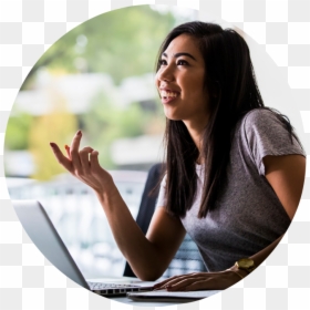 Young Female Student Using Laptop - Girl, HD Png Download - woman with laptop png