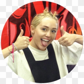 Miley Cyrus Thumbs Up, HD Png Download - miley cyrus wrecking ball png