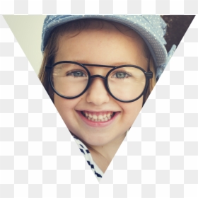 Excited Child Going To The Dentist - Niño Gafas, HD Png Download - cool kid png