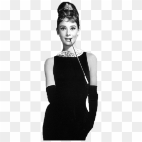 Audrey Hepburn Standing - Audrey Hepburn Black Dress And Pearls, HD Png Download - audrey hepburn png