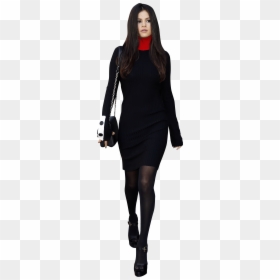 Selena Gomez Walking In Black - Girl, HD Png Download - celebrity pngs