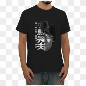 Camiseta Hideo Kojima De Eli Alberto Buenona - Camiseta Preta Com Frase Dourada, HD Png Download - hideo kojima png