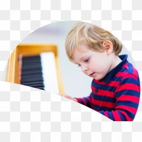 Little Boy Playing The Piano - تاثیر موسیقی بر کودکان, HD Png Download - kids playing png