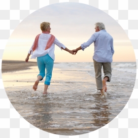 Happy Senior Couple Walking Together On A Beach - Fatores Associados A Um Estilo De Vida Saudável, HD Png Download - couple walking png