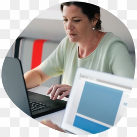 Woman In An Office Looking At A Laptop - Business, HD Png Download - woman with laptop png